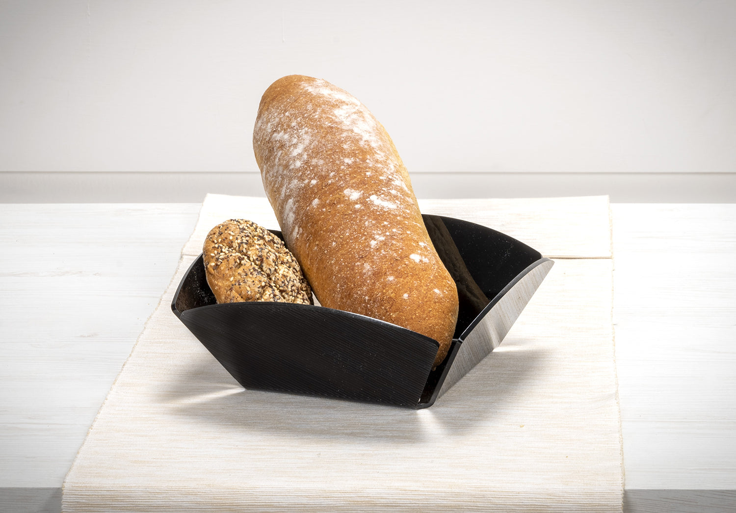 SERVING  CESTINO  PANE  NERO