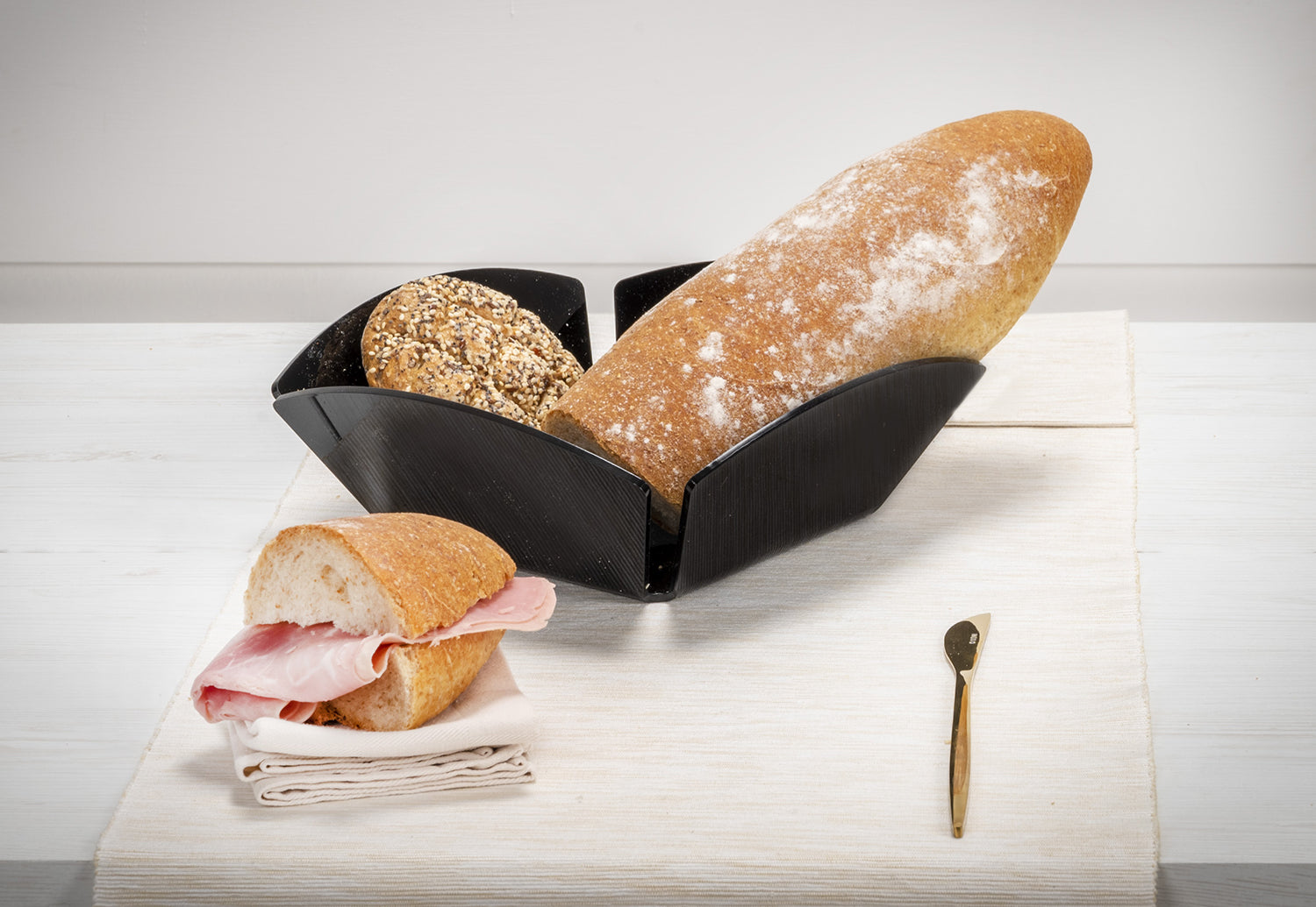SERVING  CESTINO  PANE  NERO
